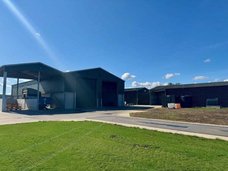 To Let: Large Portal-Framed Barn:  7,000 ft2 /648m2